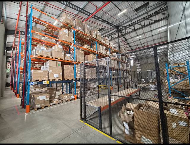 3,500M² WAREHOUSE TO LET IN LONGLAKE